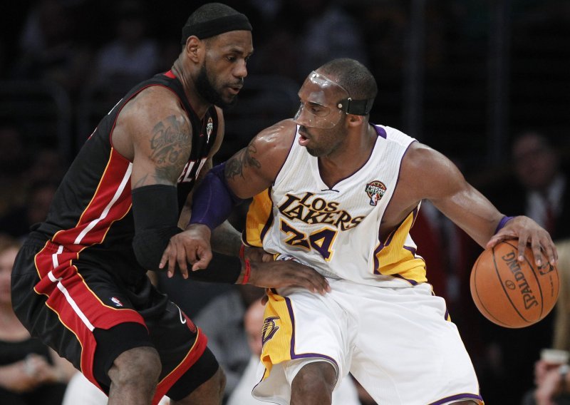 Phil Jackson odvodi Kobea Bryanta iz Lakersa?