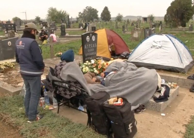 Izbjeglice kod Tovarnika raširili šatore po groblju