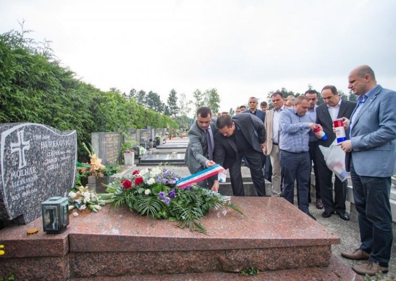 HDZ položio vijence na grobove Stjepana Đurekovića i Brune Bušića