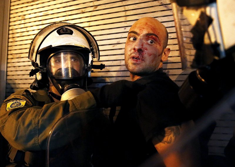 Grčki parlament usvojio reforme, kaos na ulicama Atene