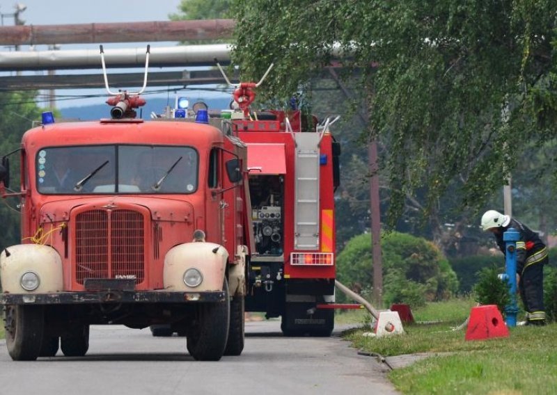 Požar u tvornici 'Slavonija DI' stavljen pod kontrolu