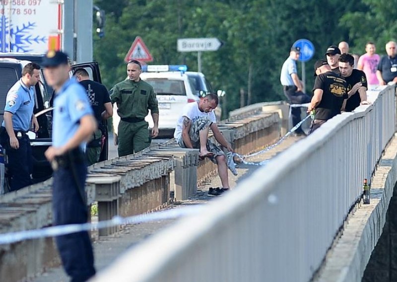 Policija odgovorila muškarca da skoči s Mosta mladosti