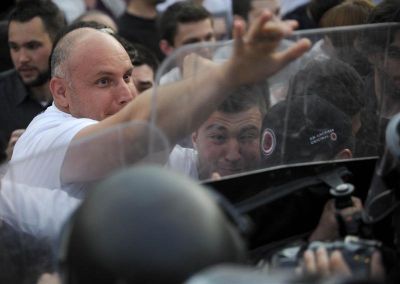 Prosvjednici pred parlamentom u Skopju skandiraju: 'Ubojice! Odlazite!