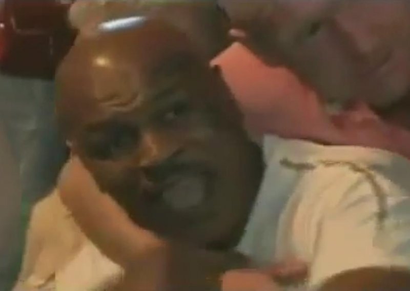 Boksački fan s leđa zagrlio Tysona pa dobio laktom!