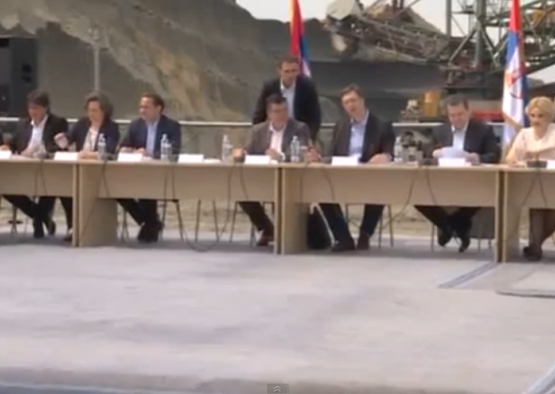 Srpska vlada zasjedala uz scenografiju iz 'Mad Maxa'