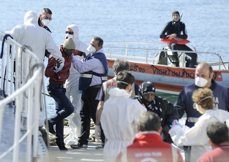 700 putnika nestalo u prevrtanju broda s imigrantima