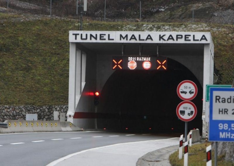 Sudar autobusa i automobila u tunelu Mala Kapela