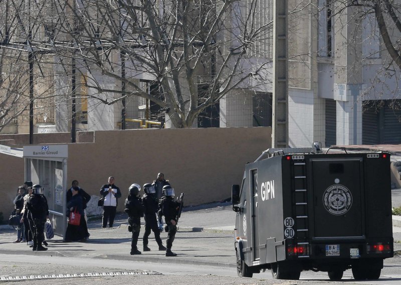 Maskirani napadači u Marseilleu pucali na policiju