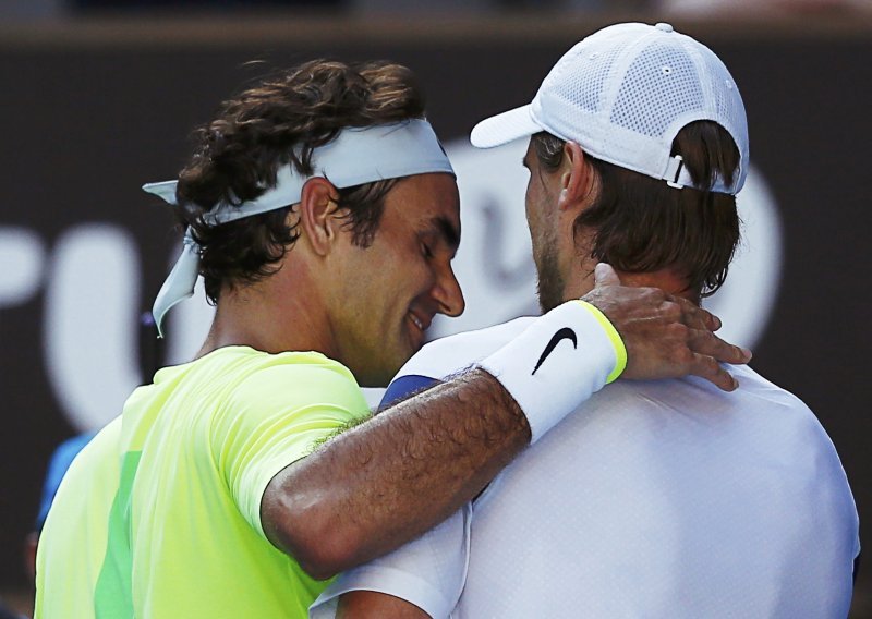 Najveća senzacija; Roger Federer na koljenima!