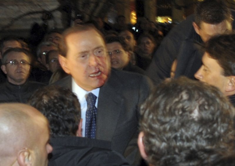 Napadač kipom raskrvario Berlusconija