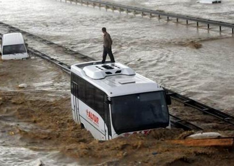 Osmero poginulih u olujnim kišama u Rumunjskoj