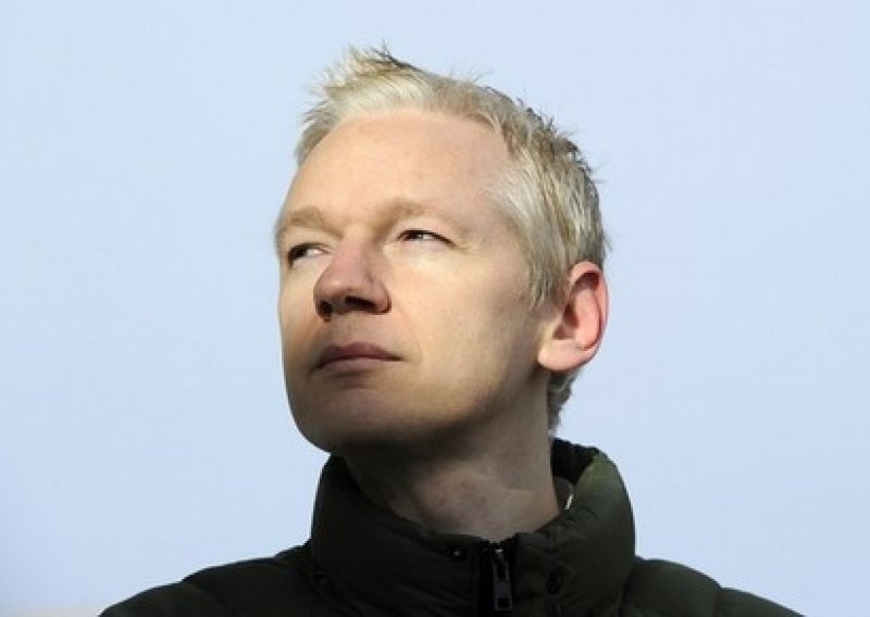 Assange: Facebook je odvratni špijunski stroj
