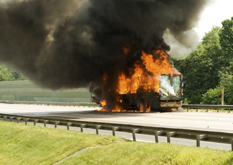 Kamion u vožnji izgorio na Dalmatini