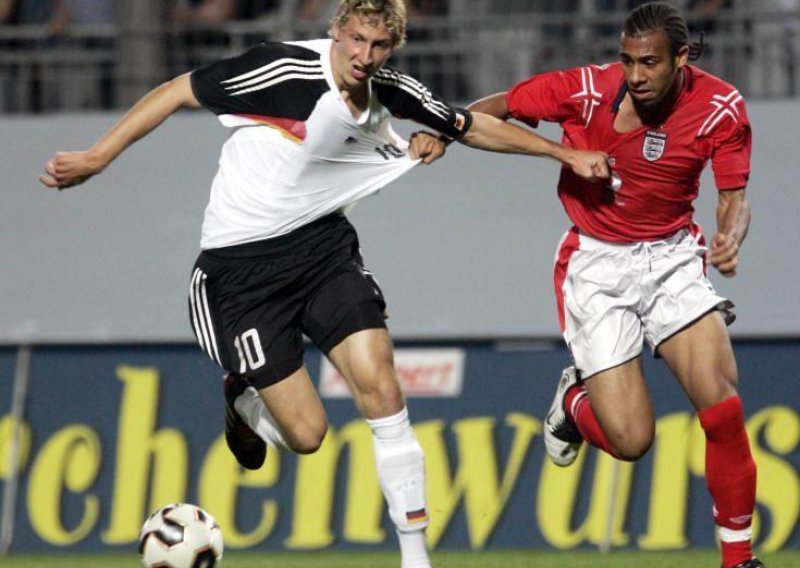 Ferdinandi oept u rasističkom skandalu, Fifa prijeti Englezima