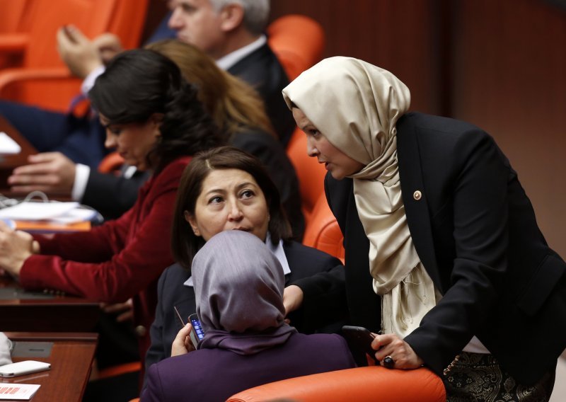 Turske zastupnice došle u parlament s maramama