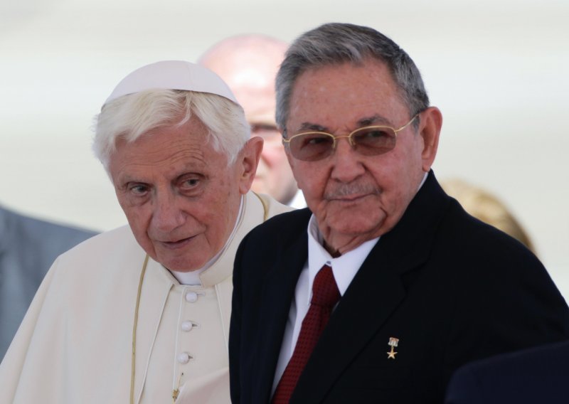 Papa se rukuje s Castrom dok vlast uhićuje disidente
