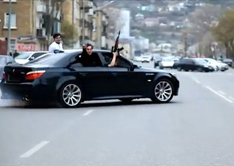 Pogledajte kako omladina u Čečeniji terorizira promet