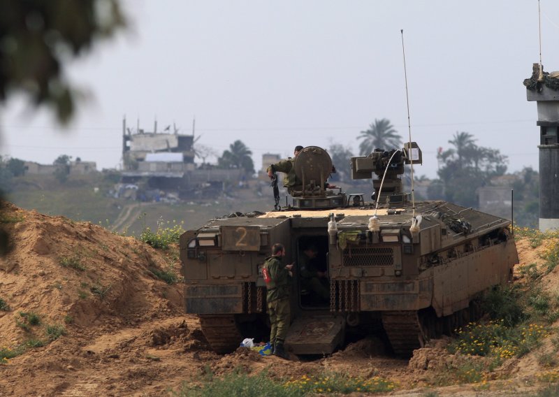 Izraelski buldožeri upali na jug Pojasa Gaze