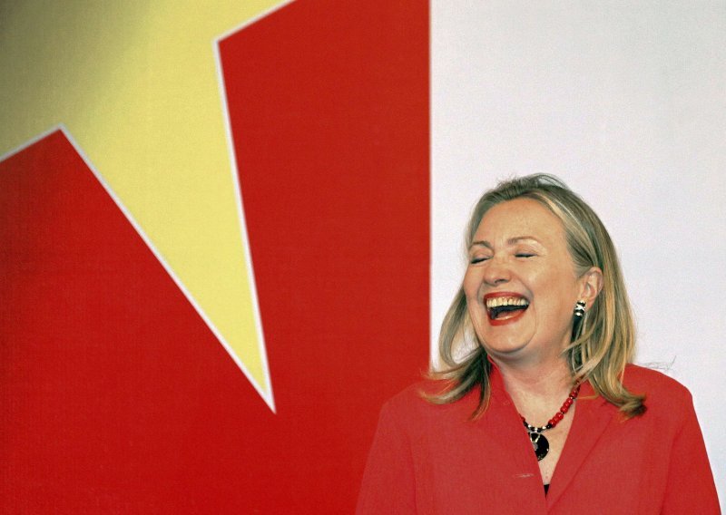 Hillary Clinton dobila na poklon nakit od pola milijuna dolara