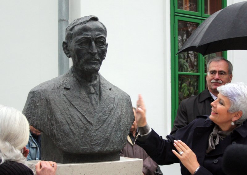 Bust commemorating war surgeon Dr Njavro unveiled in Vukovar