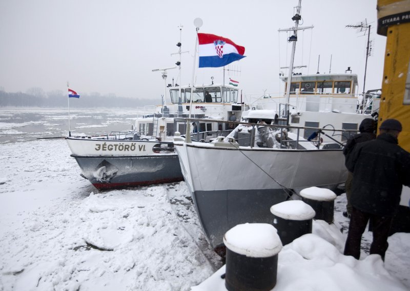 Dva mađarska ledolomca isplovila iz Vukovara