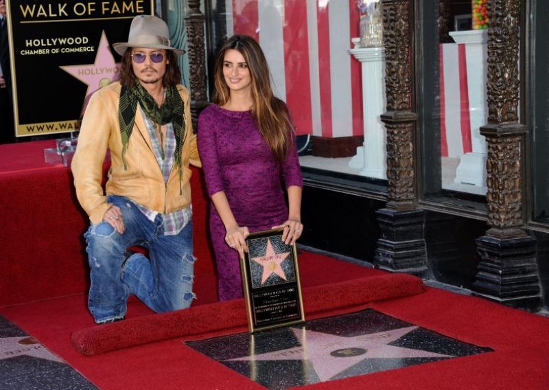 Penelope Cruz i Johnny Depp kleknuli na Šetalištu slavnih
