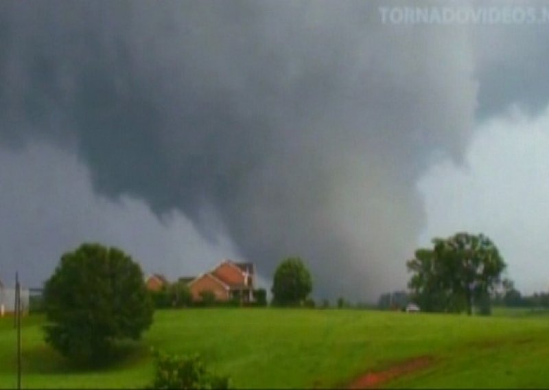 Tornado sravnio Harrisburg, poginulo deset osoba
