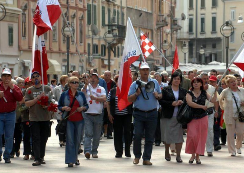 Sindikati se za 1. maj prosvjedno okupljaju u Slavonskom Brodu