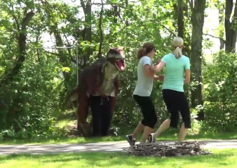 Što biste vi učinili da vam dinosaur iskoči iz grma?