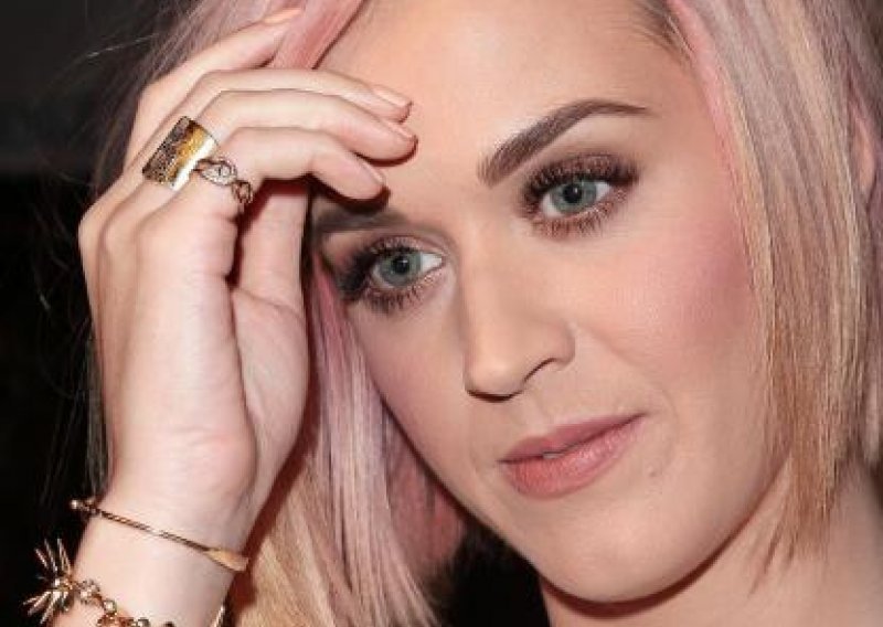 Katy Perry poručila fanovima da je zbog njih opet sretna