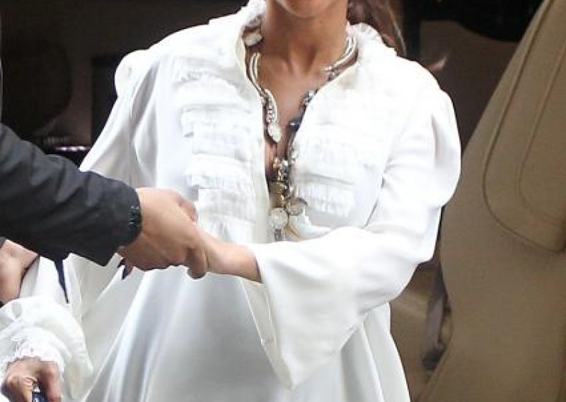 Trudna Beyonce blista u bijelom