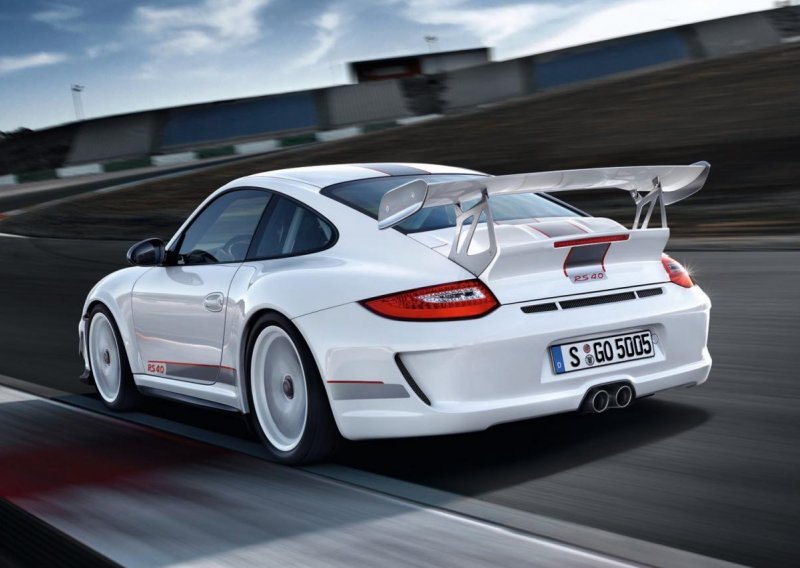 Porsche 911 GT3 RS 4.0 je trkaći automobil za cestu