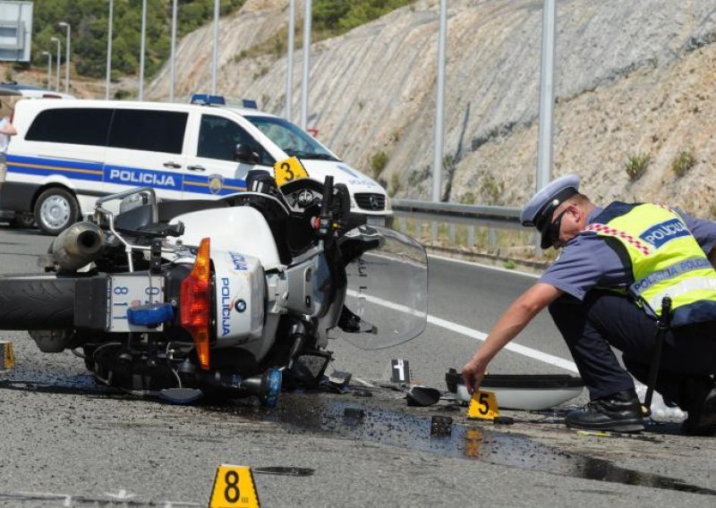 Policajac na motoru zabio se u Mercedes