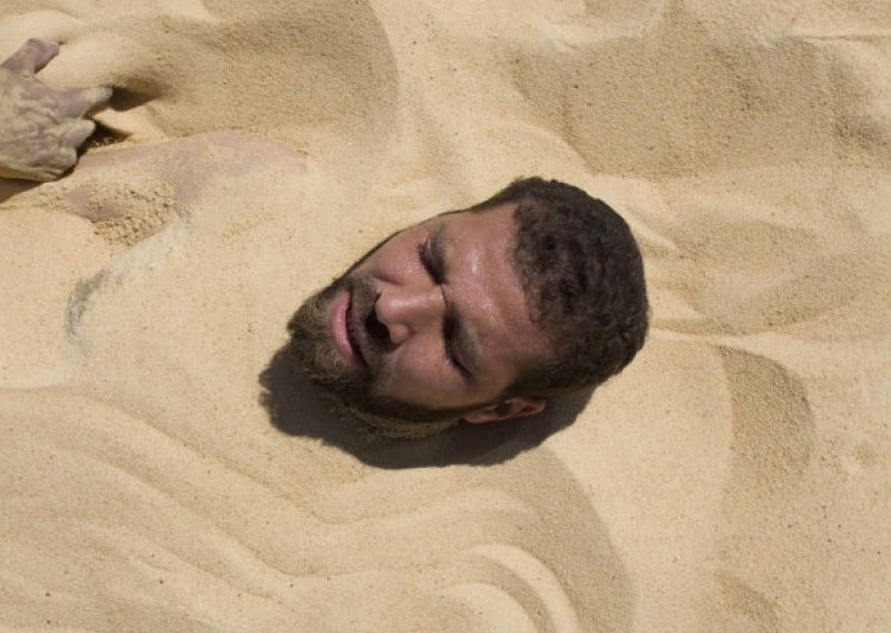 Turist sam sebe zakopao u pijesku