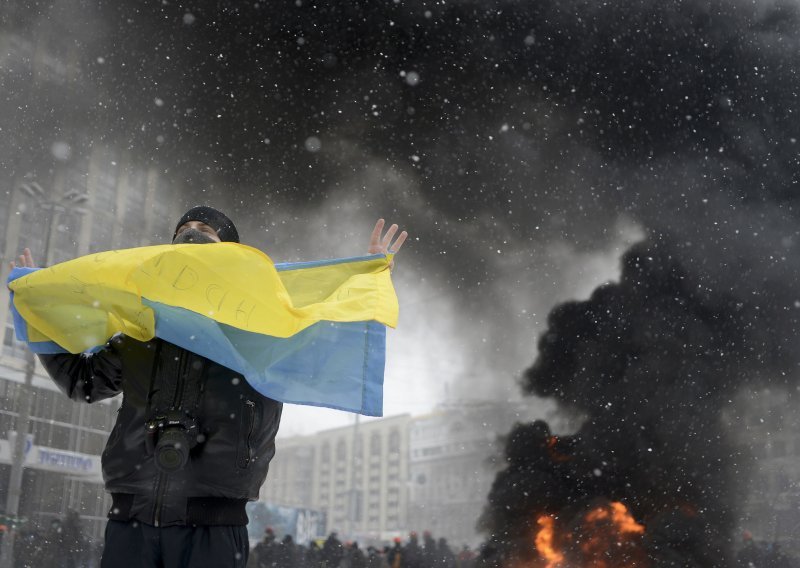 Janukovič za kompromis, Azarov oštro na prosvjednike