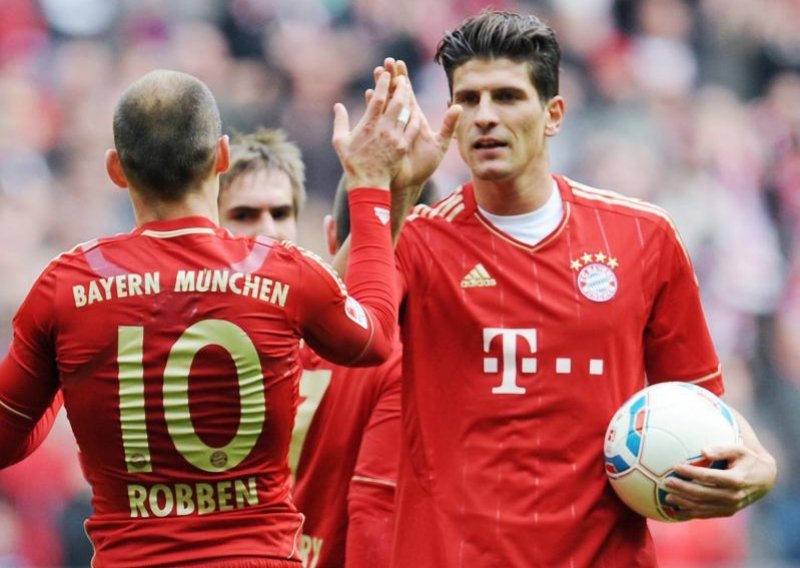 Bayern samljeo Basel, Gomez zaprijetio i Messiju