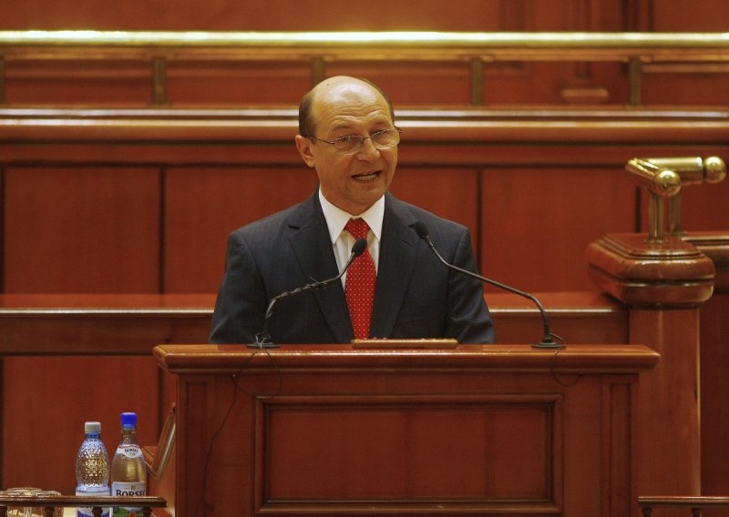 Premijer odstupio da bi pomogao Basescuu