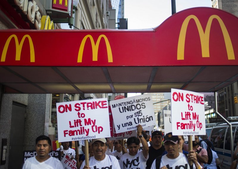 SAD: Masovna uhićenja radnika fast-food restorana