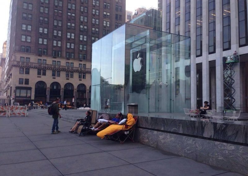 Pred Appleovim trgovinama ljudi već čekaju još nenajavljene uređaje
