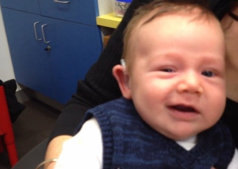 Reakcija bebe koja prvi put nešto čuje je predivna