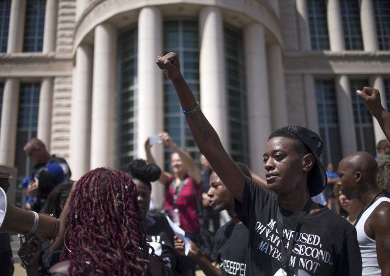 Prosvjedi zbog smrti crnog mladića u St. Louisu još traju