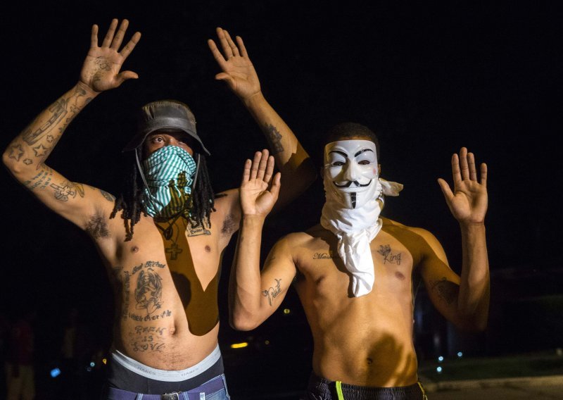 Policija suzavcem na prosvjednike u Fergusonu