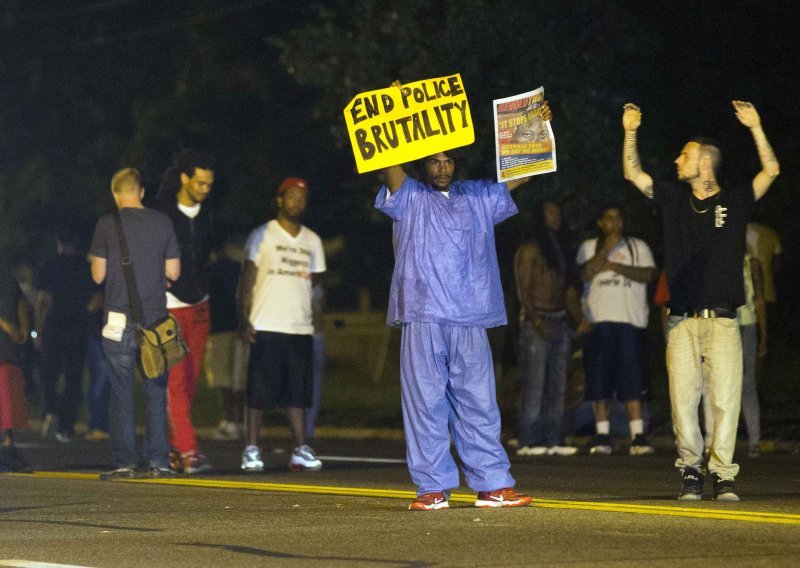 Neredi u SAD-u zbog policijskog ubojstva crnog tinejdžera