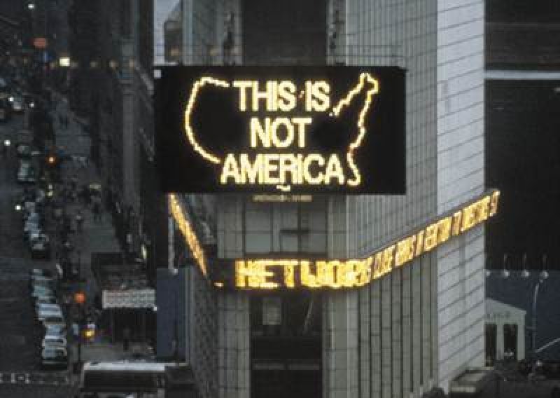 Najprovokativnija instalacija ikad postavljena na Times Squareu