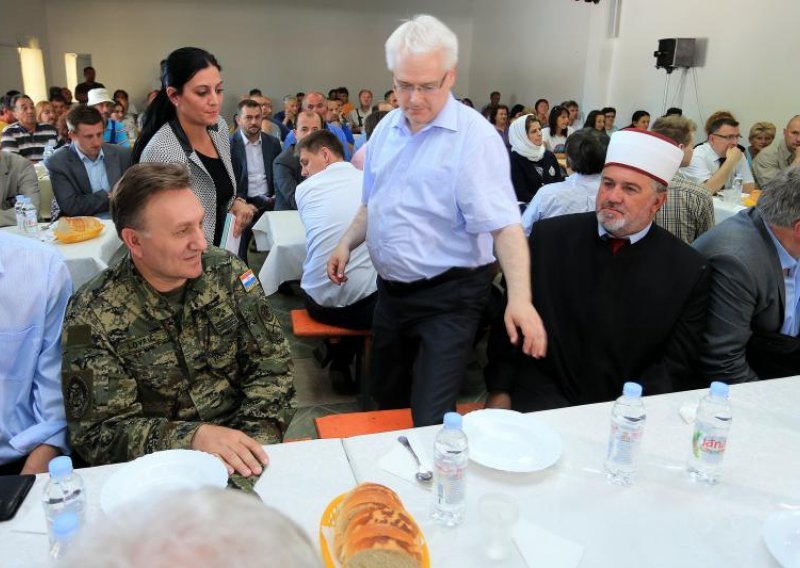Josipović u pučkoj kuhinji s diplomatskom svitom