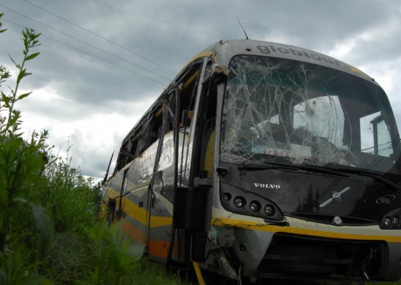 Bus sletio u kanal: Jedan putnik poginuo, 9 ozlijeđenih