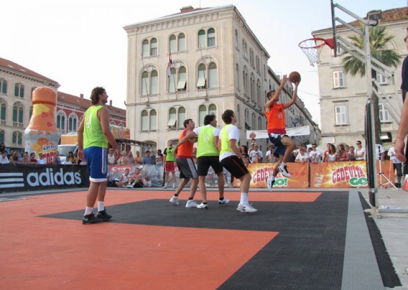 Atraktivna košarka na centralnim trgovima 16 hrvatskih gradova