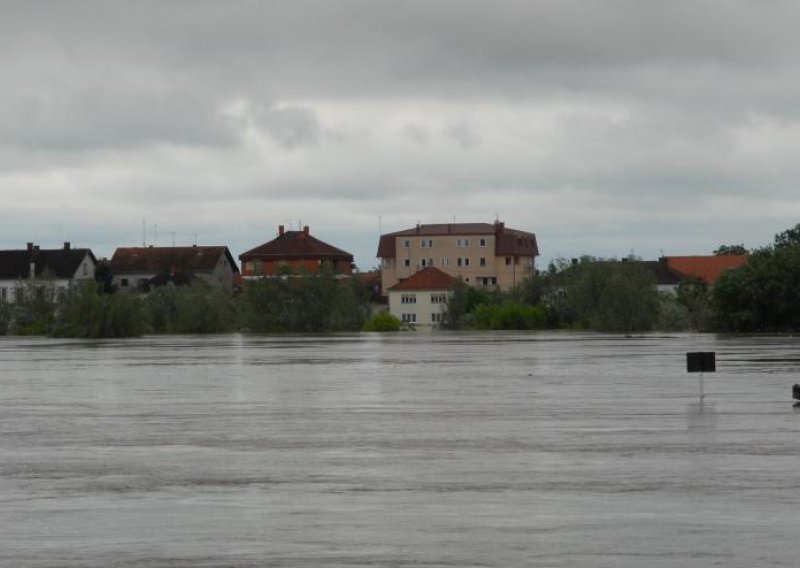 Sava kod Broda opada, Gunja poplavljena