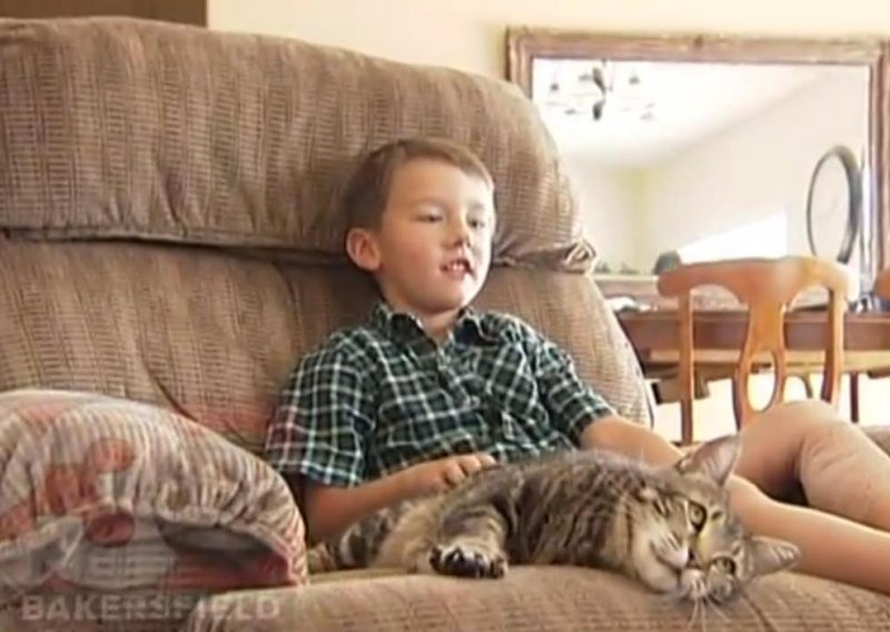 Dječak zahvalio maci što ga je spasila od psa