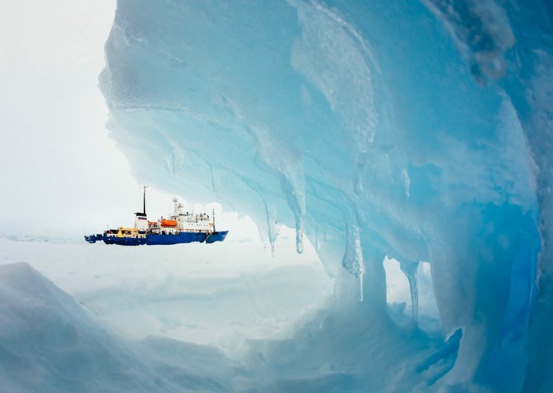 Ruski ledolomac konačno oslobođen ledenog okova